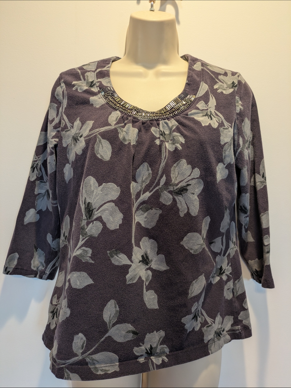 croft & barrow Women's Purple Beaded Scoop Neck 3/4 Sleeves Medium